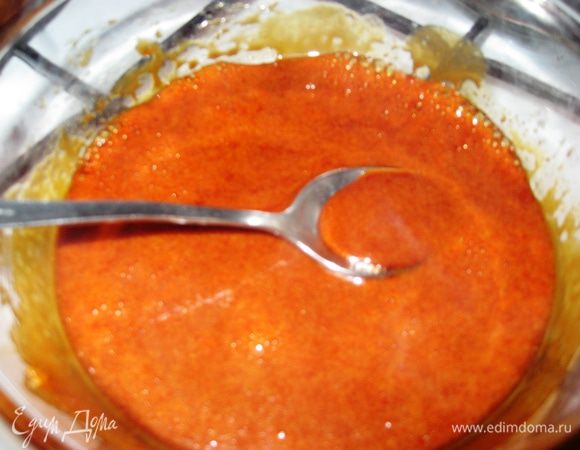 Глазурь. Сахар и масло варим до «рыжего» цвета. Помешать можно вначале, чтобы не было комочков. Заливаем глазурью отложенный корж сразу же, ножом смазанным маслом быстро делим корж на сегменты.Когда делаете глазурь не отходите от нее. Будьте внимательны и не дайте ей пригореть. Она должна быть ярко рыжего цвета!