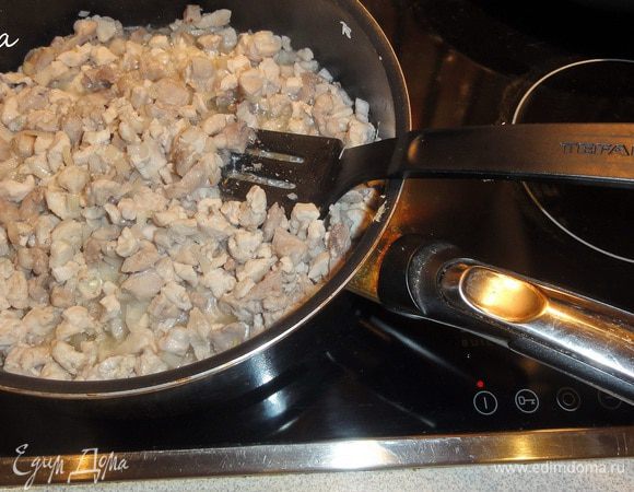 Начинка №1: курица  с сыром. Мясо грудки и двух окороков мелко порезать и обжарить в сотейнике с луком. Сыр натереть на терке.