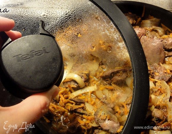 Начинка №2: печеночный паштет. Куриную печень промыть потушить с луком и морковью на растительном масле. Можно добавить немного куриного бульона или воды, чтобы начинка не была слишком сухой. Когда печень остынет пропустить все через мясорубку и добавить растопленное сливочное масло.