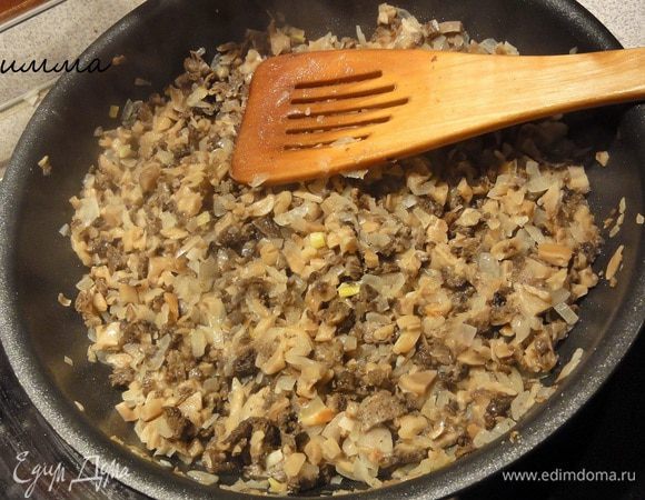 Начинка №3:грибы. Любые грибы обжарить на сковороде с репчатым луком. Для аромата добавить свежую рубленную зелень.