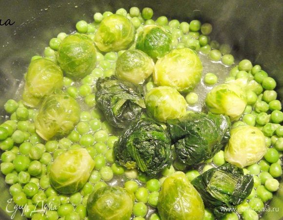 Начинка №4: овощная. Шпинат, зеленый горошек, капусту брокколи припустить в небольшом количестве воды с добавлением  сливочного или растительного масла. Когда овощи будут готовы,  немного размять.
Эту начинку делала специально для себя)))