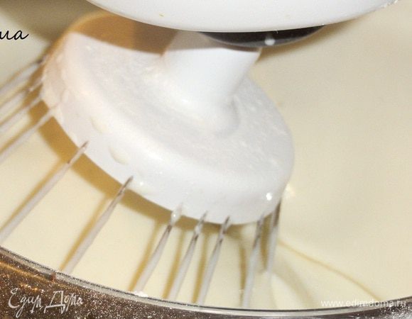 Тесто я готовлю в комбайне. На средней скорости  взбиваю яйца с сахаром, солью и содой, добавляю молоко, затем порциями всыпаю муку. Взбиваю минуты 3. Затем добавляю растительное масло. В самом конце развожу водой. По необходимости добавляю соль. 