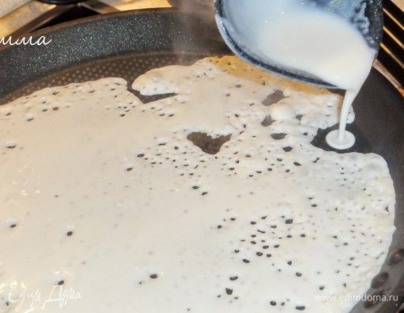 Тесто закипает на сковороде, образовывая пузыри. Наливая тесто  я одновременно вращаю блинницу, распределяю тесто по всей поверхности. Обжариваю со второй стороны.