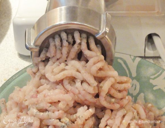 Для фарша филе рыбы пропустите через мясорубку дважды.