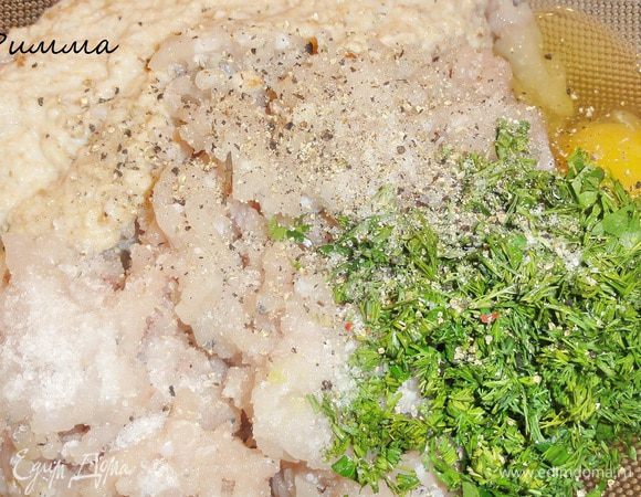 Мелко порежьте зелень укропа. Добавьте к фаршу яйцо, соль, перец и булку с молоком, все тщательно перемешайте.