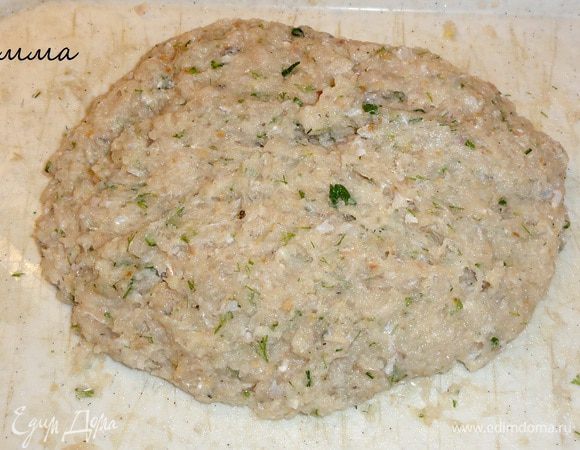 Массу обязательно следует тщательно отбить. Фарш станет вязким, а это нужно для того, чтобы начинка не вытекла при тепловой обработке.