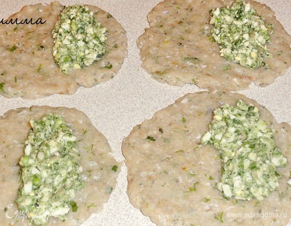 Смочите поверхность рабочего стола и руки холодной водой. Из каждой порции сформуйте сначала шар, а затем разровняйте в виде лепешки.