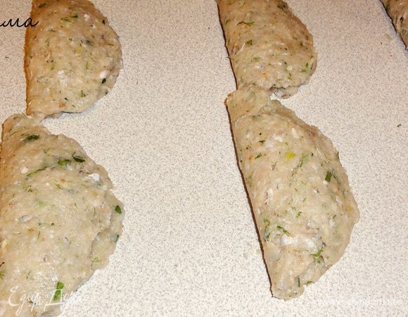 На каждую лепешку положите начинку и закройте в виде полумесяца