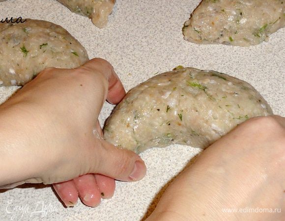 Следите за тем, чтобы фарш не порвался.