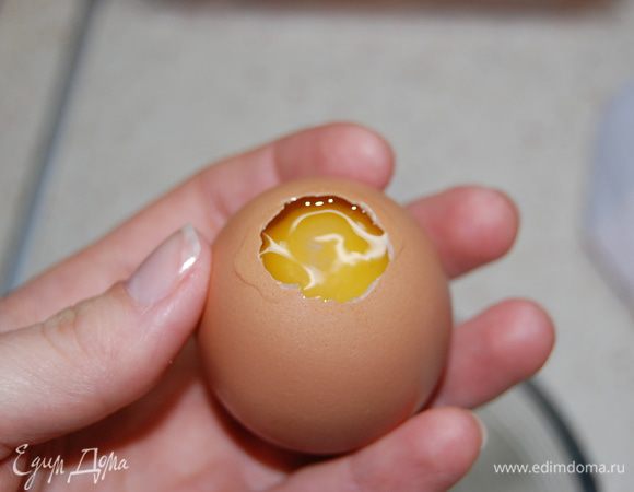 Для начала нужно приготовить яичную скорлупу. Лучше это сделать заранее. Просто когда Вы используете яйца (для чего-нибудь), необходимо сделать маленькое отверстие, вылить яйцо, а скорлупу помыть изнутри содой...