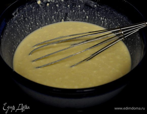 Просеем муку,соль в большое блюдо.Добавим молоко,яйца все перемешаем.Затем 80гр.слив.масло в растоплен.виде.Перемашаем все тщательно.Поставим в холодильник на 2часа или на ночь.