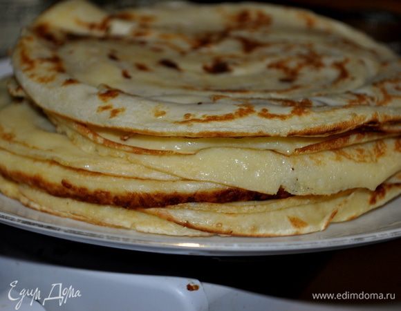 Разогреем сковороду ,добавим слив.масло.Выливаем небольшую часть на сковороду и жарим с обеих сторон.Итак со всем тестом.