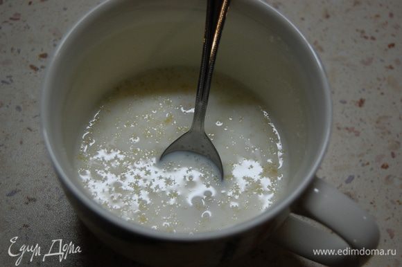 Желатин залить молоком и оставить на полчаса. Сливки с сахаром перемешать в кастрюльке, добавить молоко с желатином.