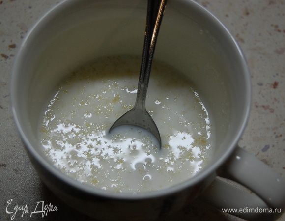 Желатин залить молоком и оставить на полчаса. Сливки с сахаром перемешать в кастрюльке, добавить молоко с желатином.