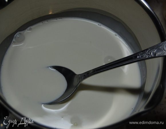 Все время мешая, нагреть на медленном огне до растворения желатина. Не кипятить! Снять с огня. Разделить на три части.