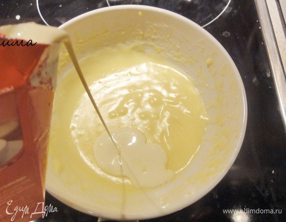 ...и постепенно влейте сливки. Когда соус начнет густеть, снимите емкость с паровой бани. Можно вместо лимонного сока влить сухое белое вино.