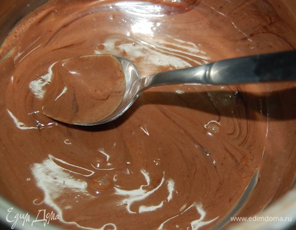 В одну часть положить кусочки шоколада и вернуть на огонь, растопить шоколад...