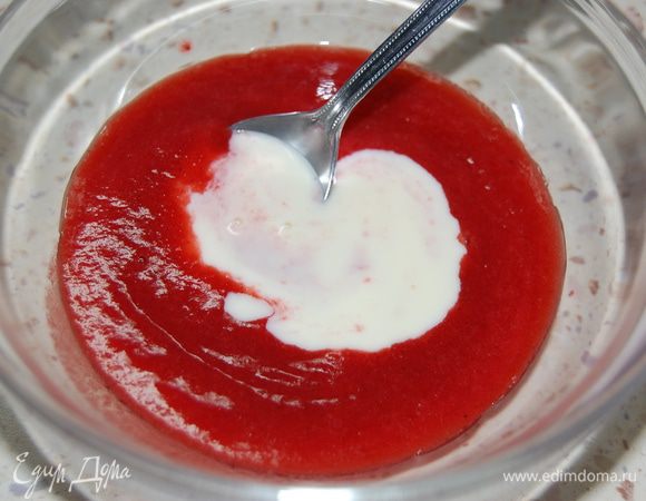 Вторую смешать с клубничным пюре (думаю, что с вишневым сиропом будет лучше - ярче цвет и более плотная структура).