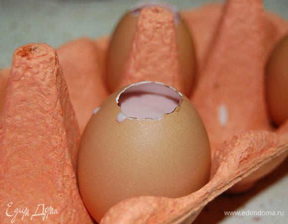 Скорлупу лучше смазать сливочным маслом (я не смазала, и потом скорлупа плохо отставала...) Чайной ложечкой аккуратненько кладем первым шоколадный слой в каждую яичную "формочку", ставим в холодильник на 15минут... Затем белый слой, и снова в холодильник... Розовый... и т.д.