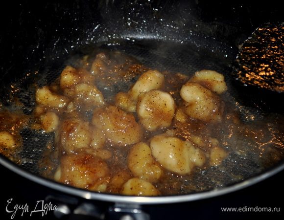 Разогреем сковороду добавим слив. масло для начинки,коричн.сахар и готовим помешивая 1-2мин. Затем бананы, мускат.орех,корицу, соль, ваниль,мешаем еще 1-2мин.Снять с огня,добавить ром и вернуть на огонь.Делаем фламбе примерно 1мин.