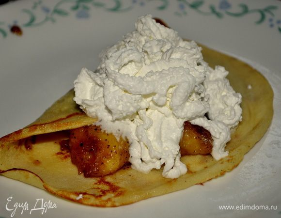 Разделяем начинку готовую на 4 блинчика и подаем с мороженым или взбитыми сливками, или кремом.