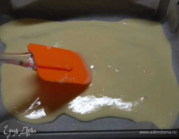 Для рулета: Яйцо взбить с сахаром, добавить муку с разрыхлителем, перемешать. Выложить тесто форму выстланную бумагой и распределить по всей форме (получится тонкий слой)...