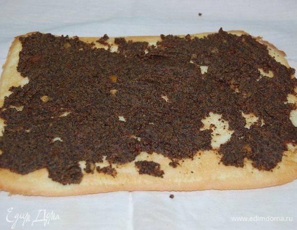 Намазать маковой начинкой и свернуть рулетом.