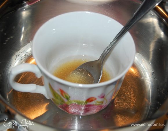 Приготовим крем. Желатин залить водой (совсем немного воды) и распустить на водяной бане...