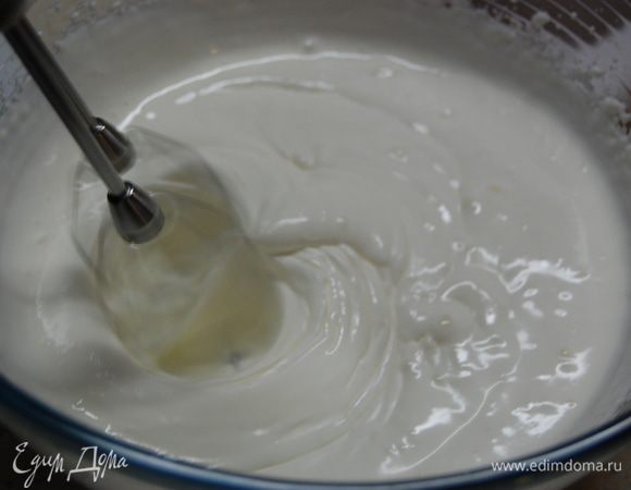 Сметану взбить с сахаром. Влить распущенный желатин, продолжая взбивать.