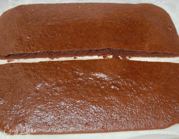 Остывший темный корж разрезать на два узких (как на фото).