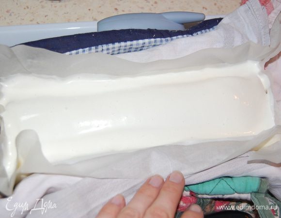 Сверху выложить рулет. Из бумаги необходимо сформировать карман вокруг торта. Вылить на него крем. ***Если Вы будете печь большой торт из трех рулетов, тогда проще -  собирать торт нужно в подносе (или например в противне), крем выливается на рулеты и между ними, и никуда не "убежит"...:)*** 