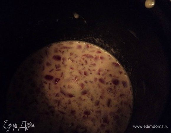 Приготовить начинку: перец порезать очень мелко, яйца и желтки взбить со сметаной солью, паприкой. Добавить крахмал, измельченный перец, хорошо перемешать.                  