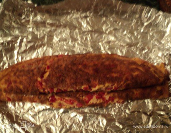 Испечь блинчик. Разрезать блинчик пополам, свернуть каждую половинку от разреза. Сложить блинчики сердечком, завернуть в фольгу. Охладить до комнатной температуры, затем подморозить в морозилке.