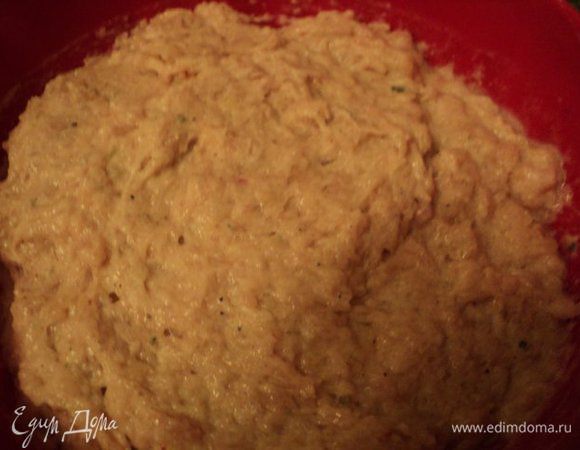 Филе порезать кусочками, измельчить в блендере или мясорубке вместе с луком. В фарш добавить соль, перец, специи, соевый соус, сметану, хорошо вымесить. Добавить взбитые белки и хорошо взбить до однородной массы.