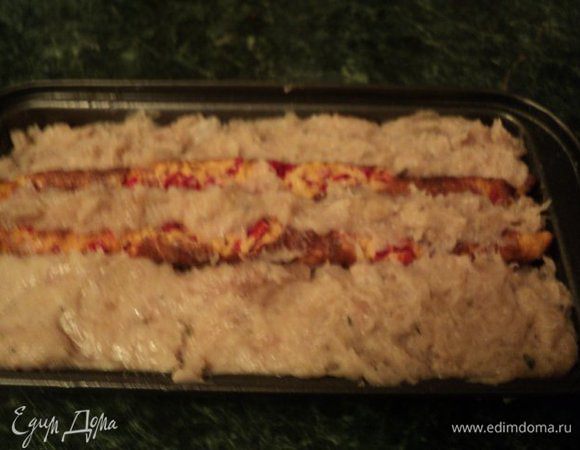 Выложить в углубление «сердечко» из омлета, хорошо уплотнить его с боков фаршем.