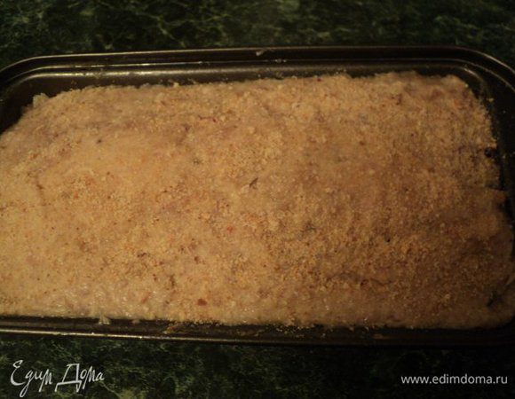 Выложить сверху оставшийся фарш, разровнять мокрой ложкой, посыпать панировочными сухарями.