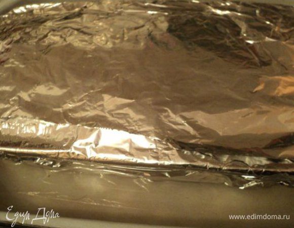 Форму завернуть в два слоя фольги, поставить форму в сотейник большего размера, чем форма. Налить на 1/3 высоты формы воды, поставить в духовку и запекать при температуре 180 градусов в течении 45-50мин.