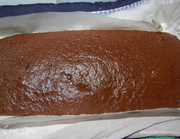 Сверху уложить вторую половинку темного коржа. Отправить торт в холодильник на 2 часа, чтобы крем схватился.