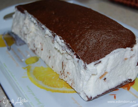 Теперь крем держит форму. Убираем бумагу...