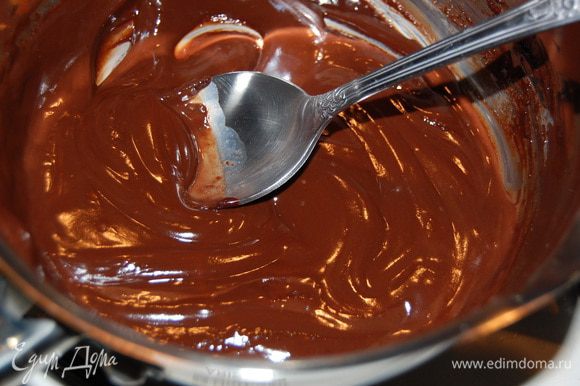 Для глазури растопить шоколад, добавив сливки. В растопленный шоколад вливать частями молоко, продолжая нагревать глазурь. Масса станет гладкой, однородной. Снять с огня.
