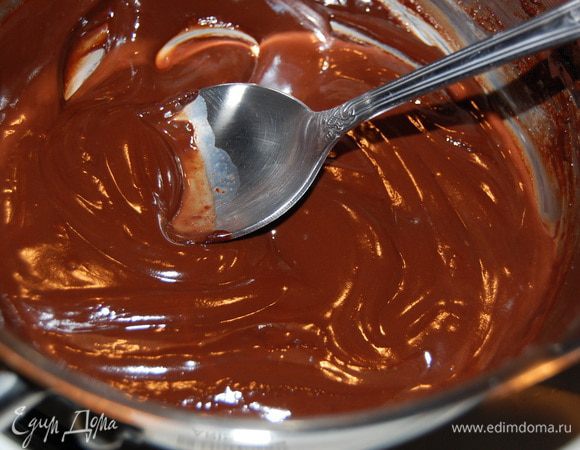 Для глазури растопить шоколад, добавив сливки. В растопленный шоколад вливать частями молоко, продолжая нагревать глазурь. Масса станет гладкой, однородной. Снять с огня.
