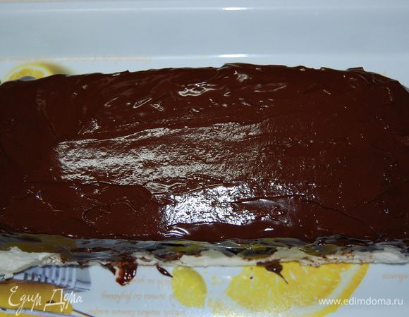 Немного остывшей глазурью полить торт. И снова отправляем торт в холодильник!
