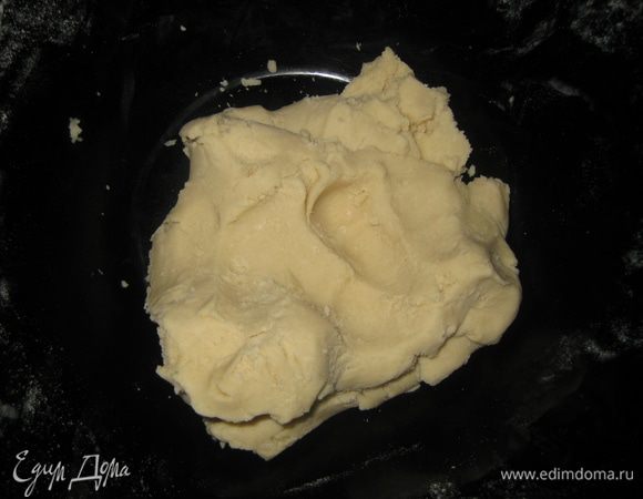 Готовим тесто: из масла, муки и пудры замесить легкое тесто.