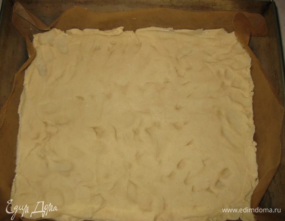 Тесто выложить на противинь.