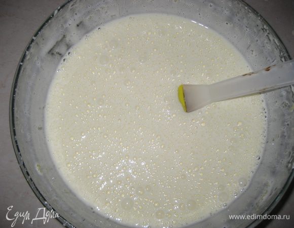 Яйца взбить с сахаром до загустения массы и увеличения в обьеме в несколько раз.