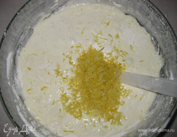 Добавить муку, разрыхлитель, цедру и сок лимона, вымешать.