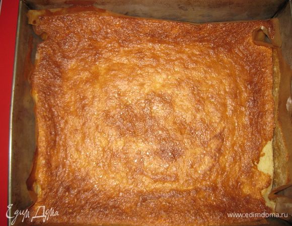 Сначала тесто очень поднимится в духовке, но после того как его вынуть из духовки, оно осядет, так и должно быть.