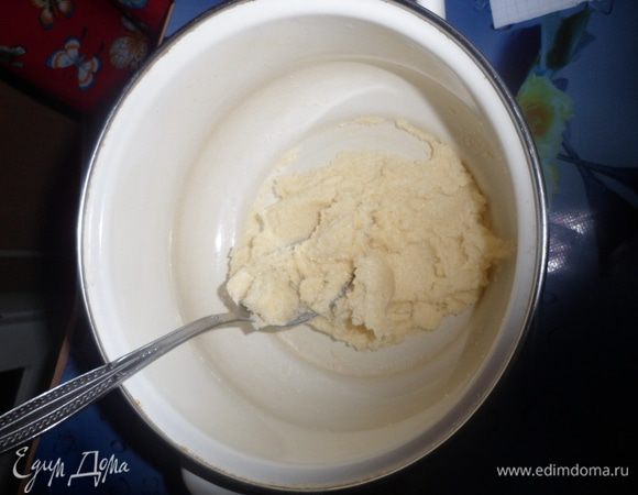 Тесто: Масло растираем с сахаром и солью