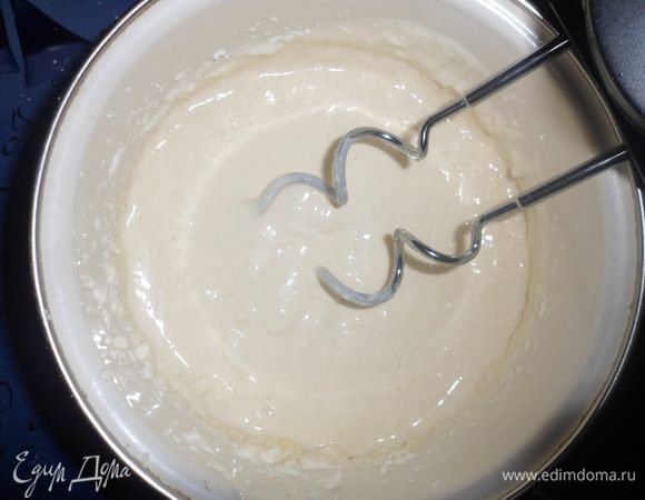Готовим творожную массу: Творог хорошо взбиваем. Добавляем сметану, яйцо и сахар (можно сахарную пудру)и снова хорошо взбиваем.