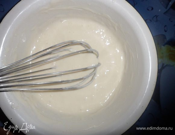 Сметанный крем: Сметану взбиваем с сахаром и ванилином.